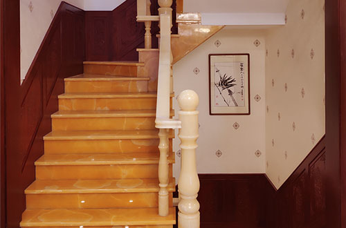 湄潭中式别墅室内汉白玉石楼梯的定制安装装饰效果